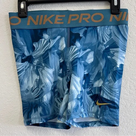 Bundle Nike Pro Women's 5&quot; Shorts &amp; Swoosh Medium-Support Padded Sports Bra