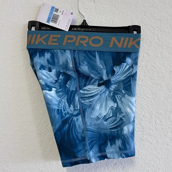 Bundle Nike Pro Women's 5&quot; Shorts &amp; Swoosh Medium-Support Padded Sports Bra