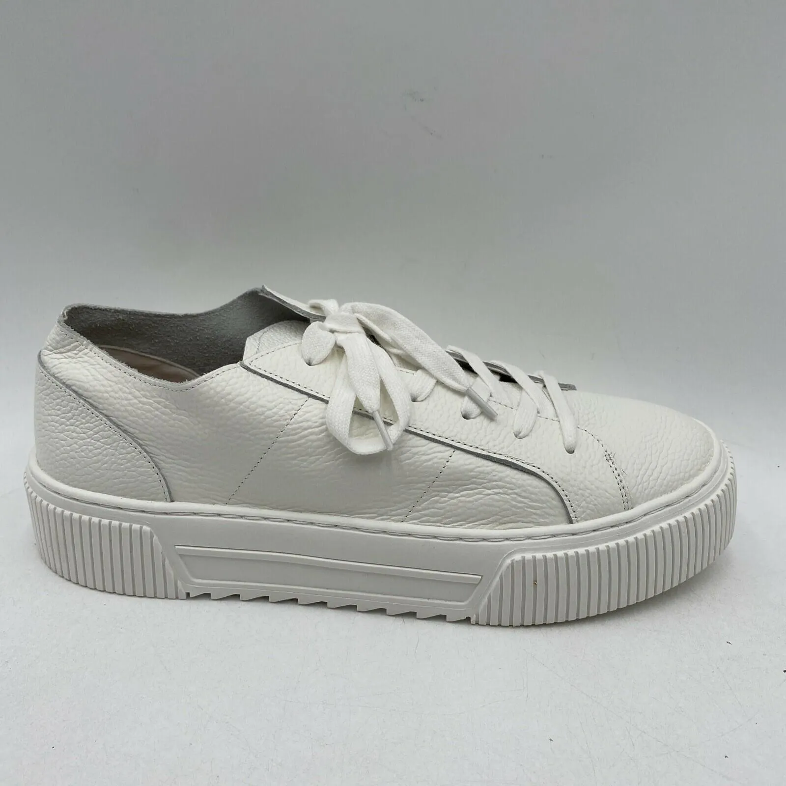 Crown Vintage MANDIE White Leather Round Toe Lace Up Low Top Sneakers, Size 11M - Very Good