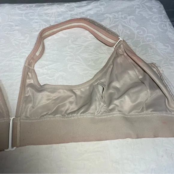 SHEFIT Ultimate Sports Bra in size Luxe (large) White, Tie Dyed in Great Shape