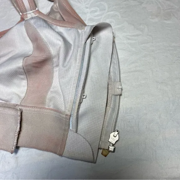 SHEFIT Ultimate Sports Bra in size Luxe (large) White, Tie Dyed in Great Shape