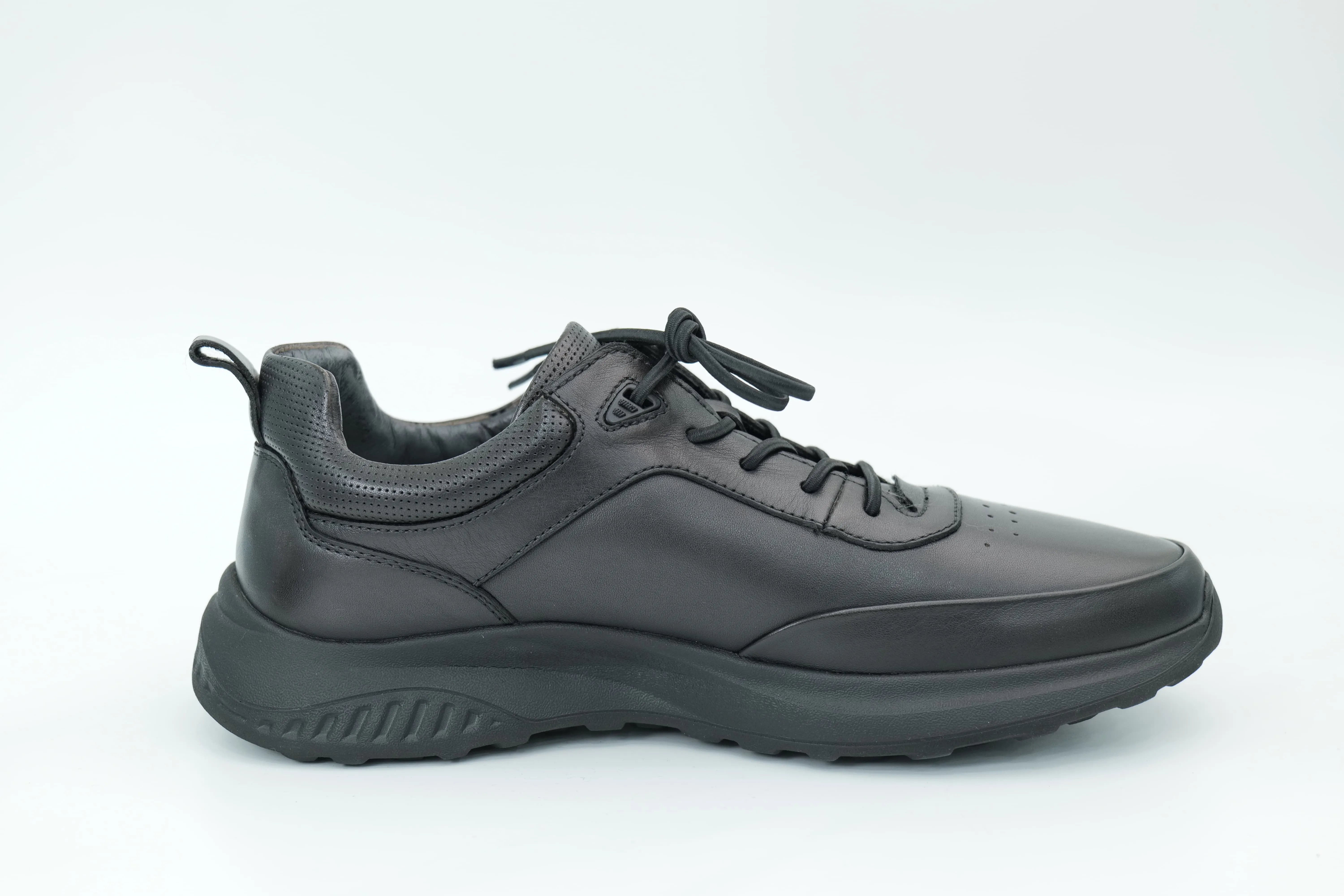 Sports shoes