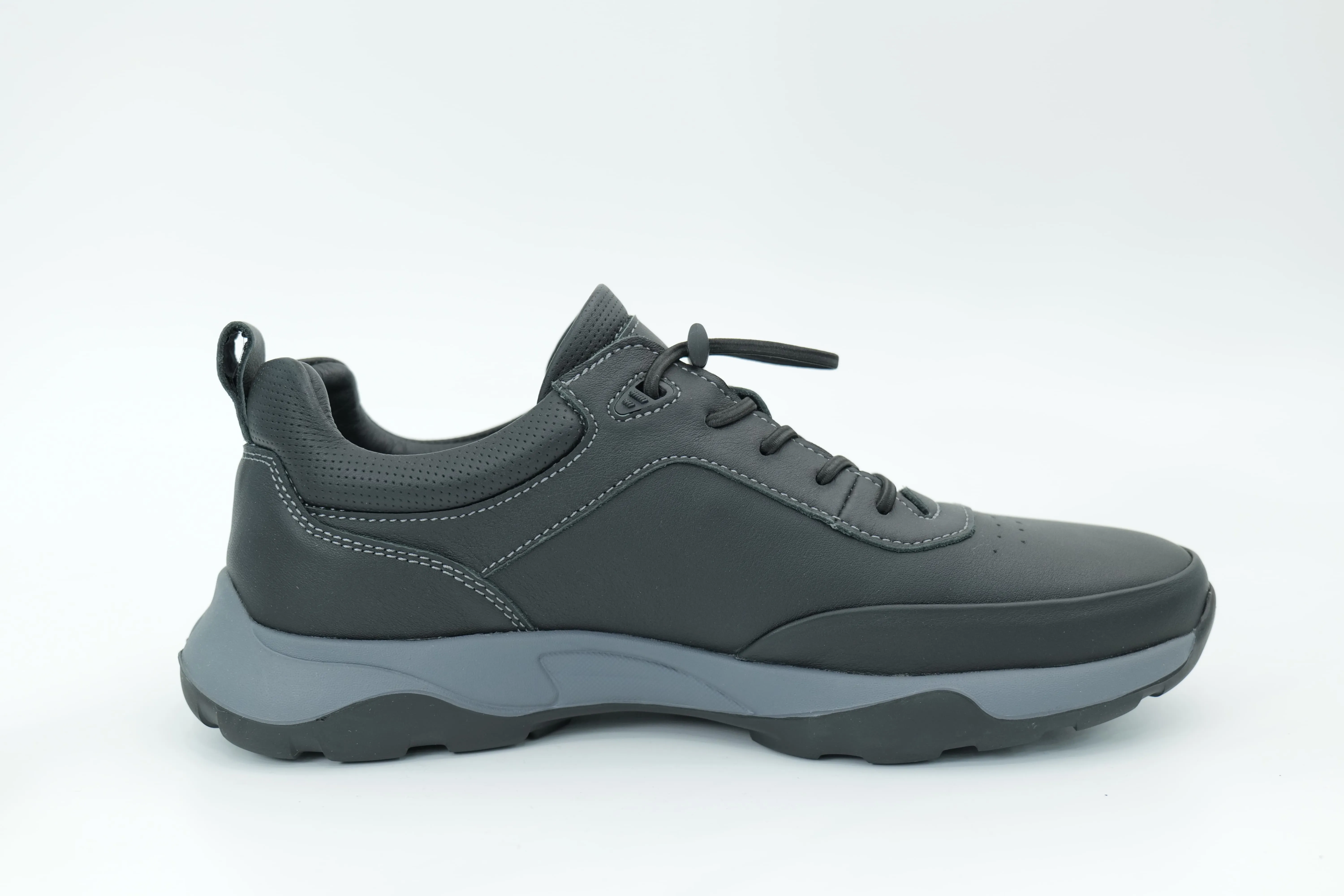 Sports shoes