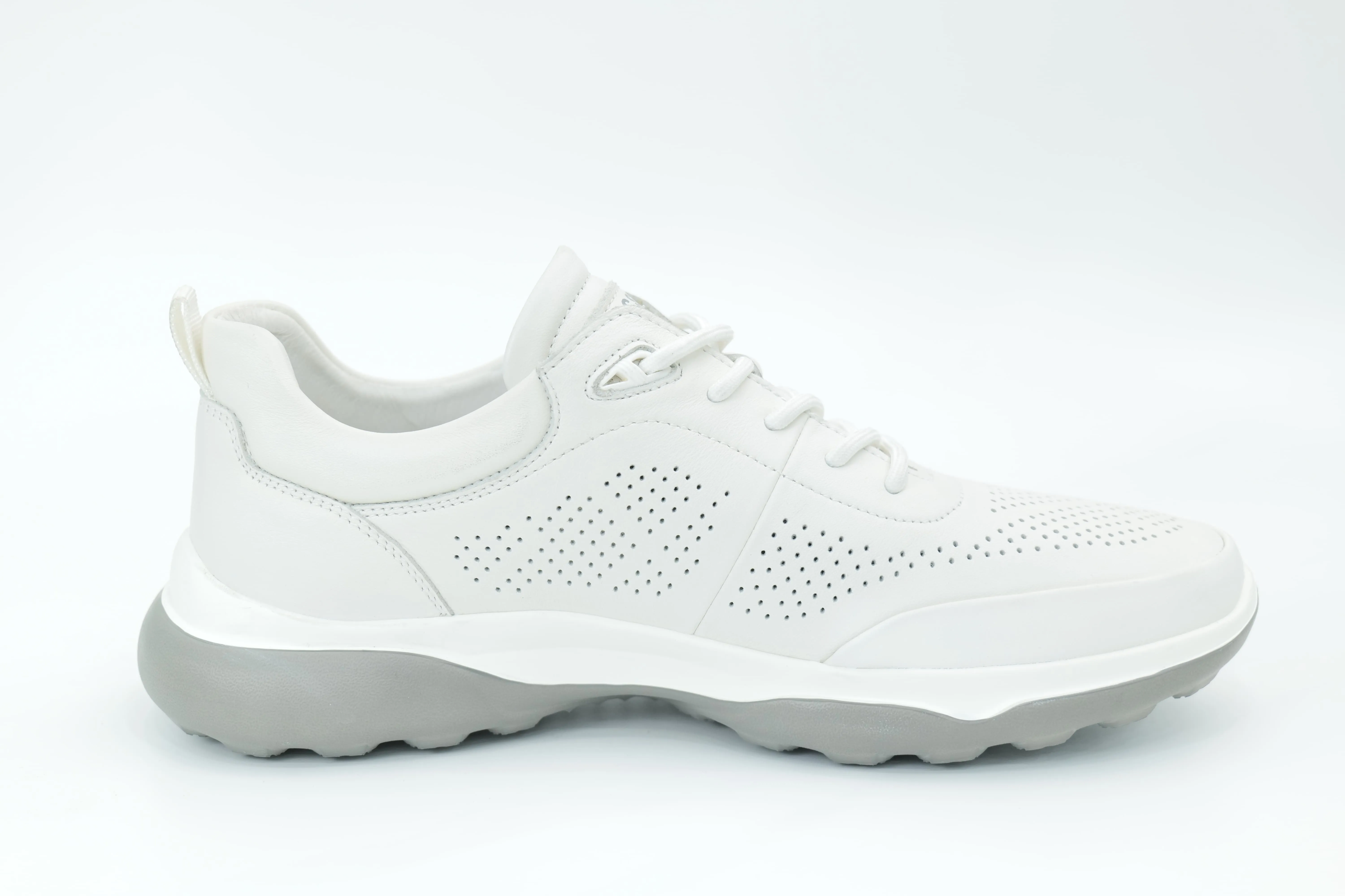 Sports shoes