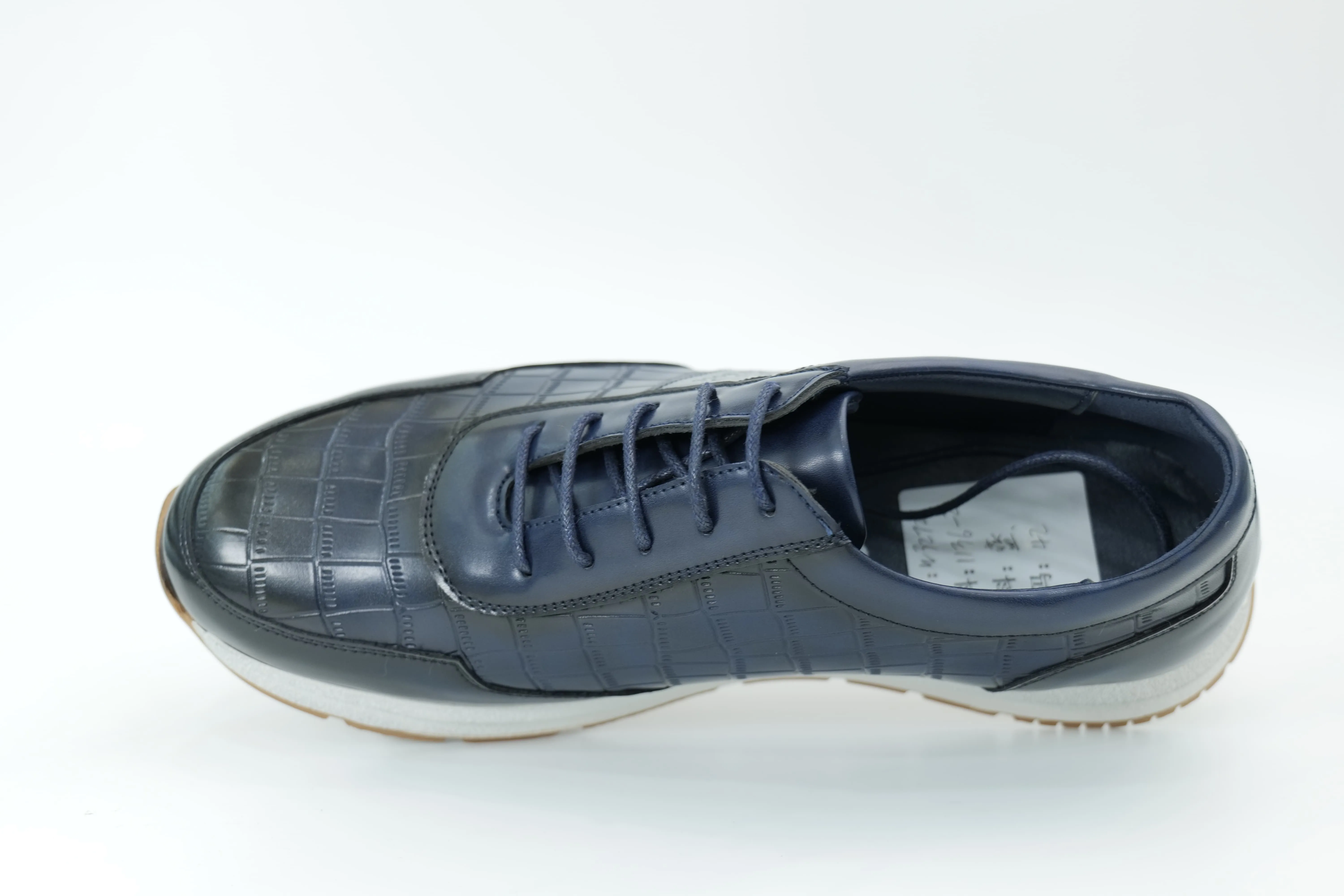Sports shoes