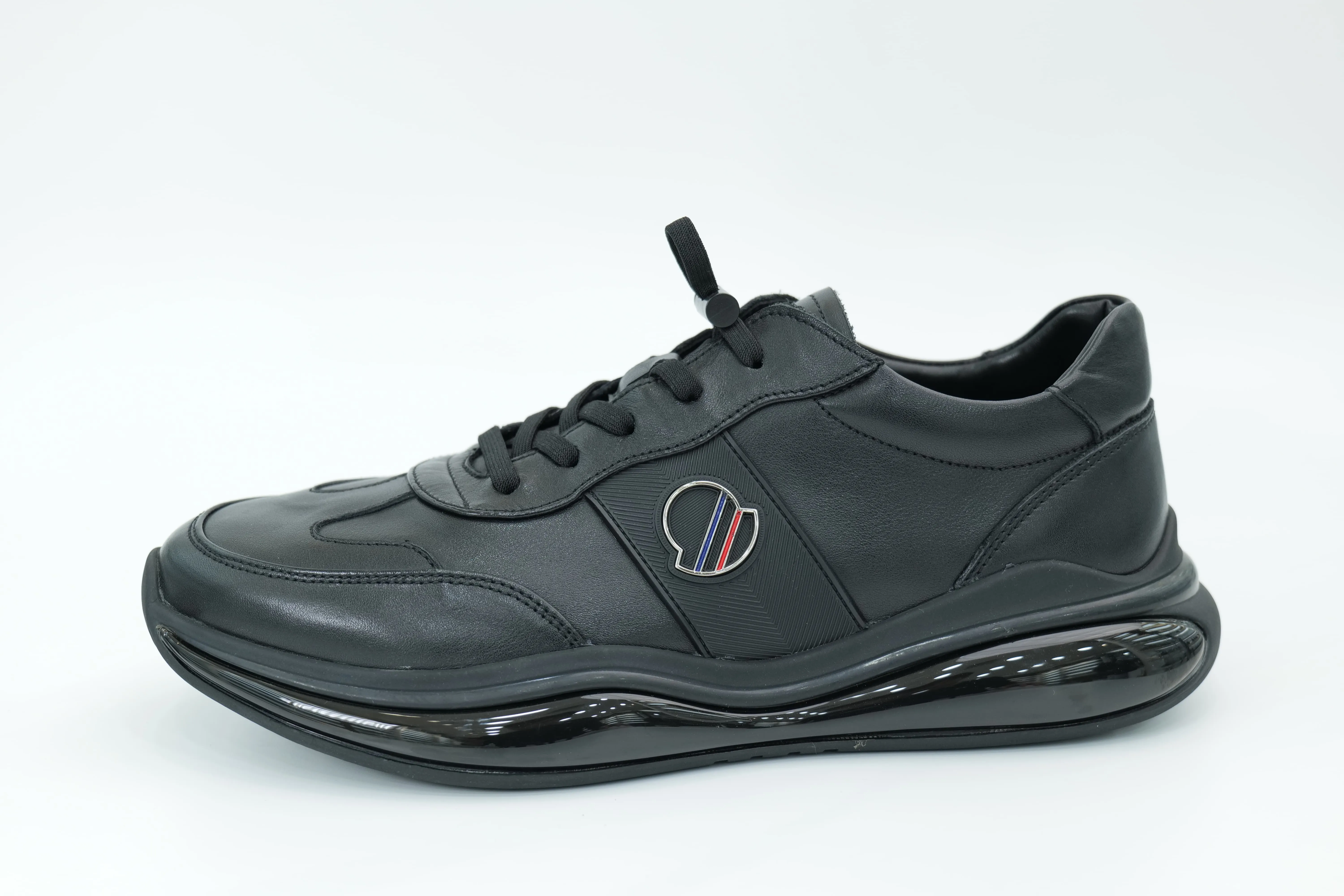 Sports shoes