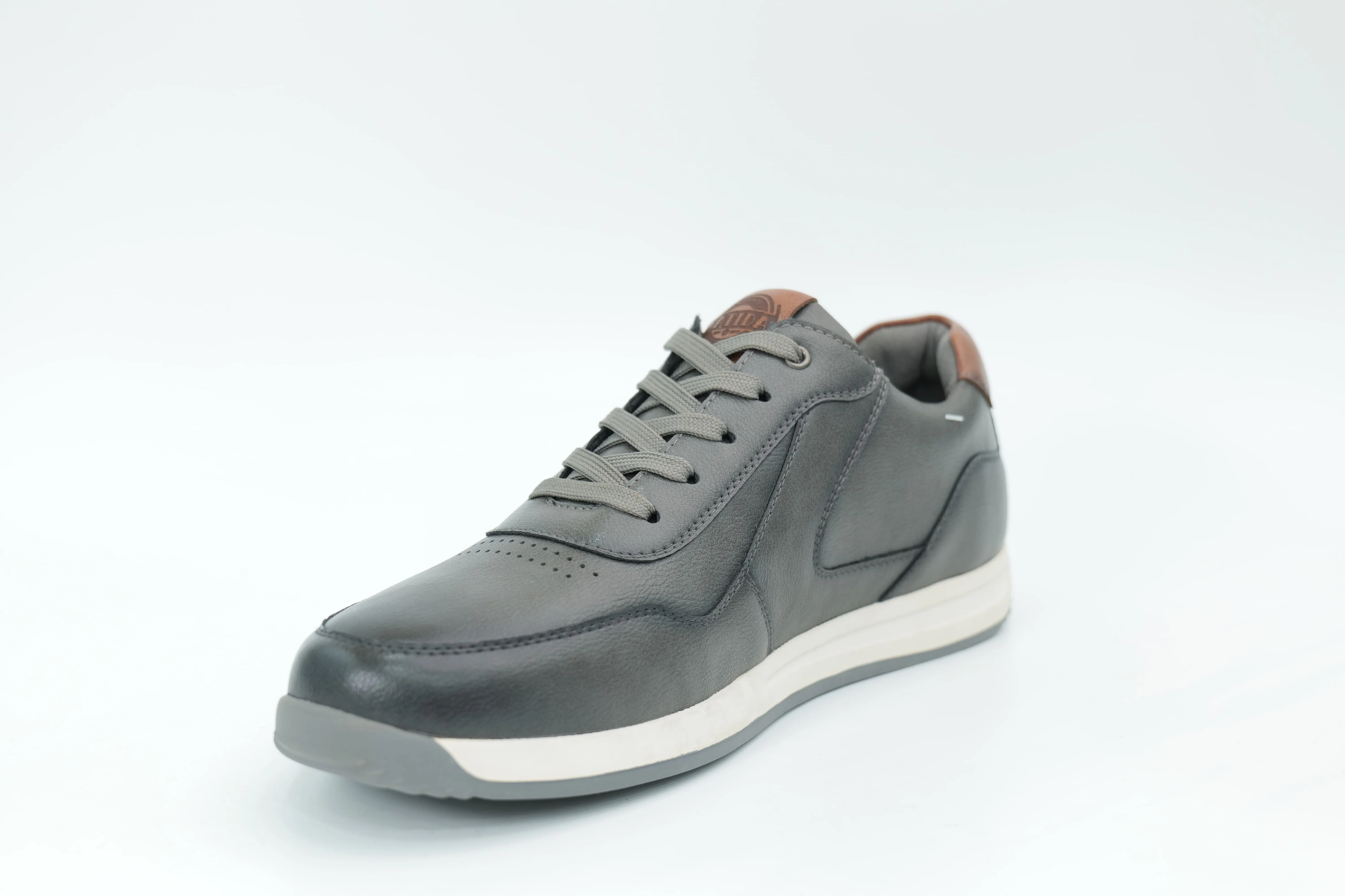 Sports shoes