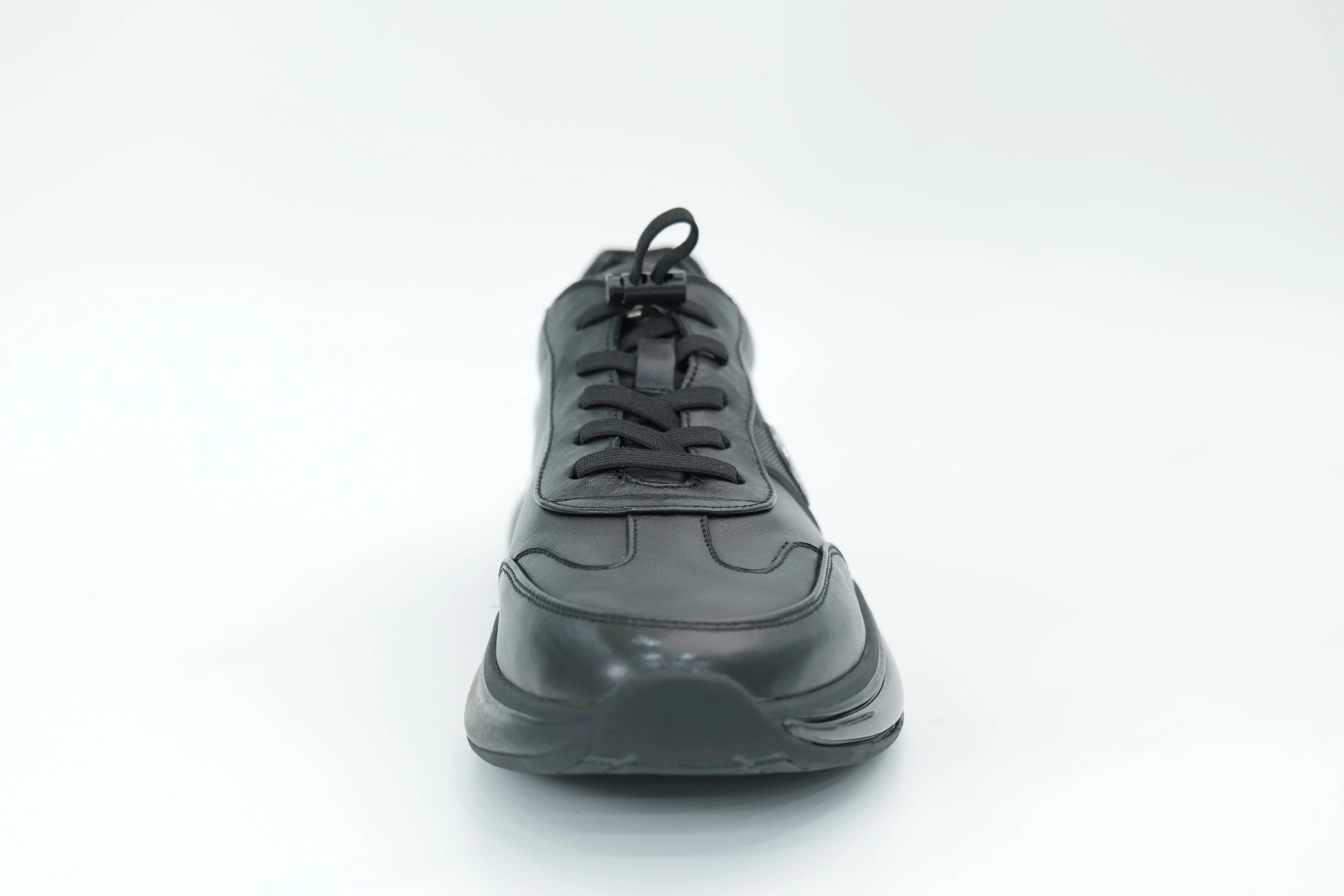 Sports shoes