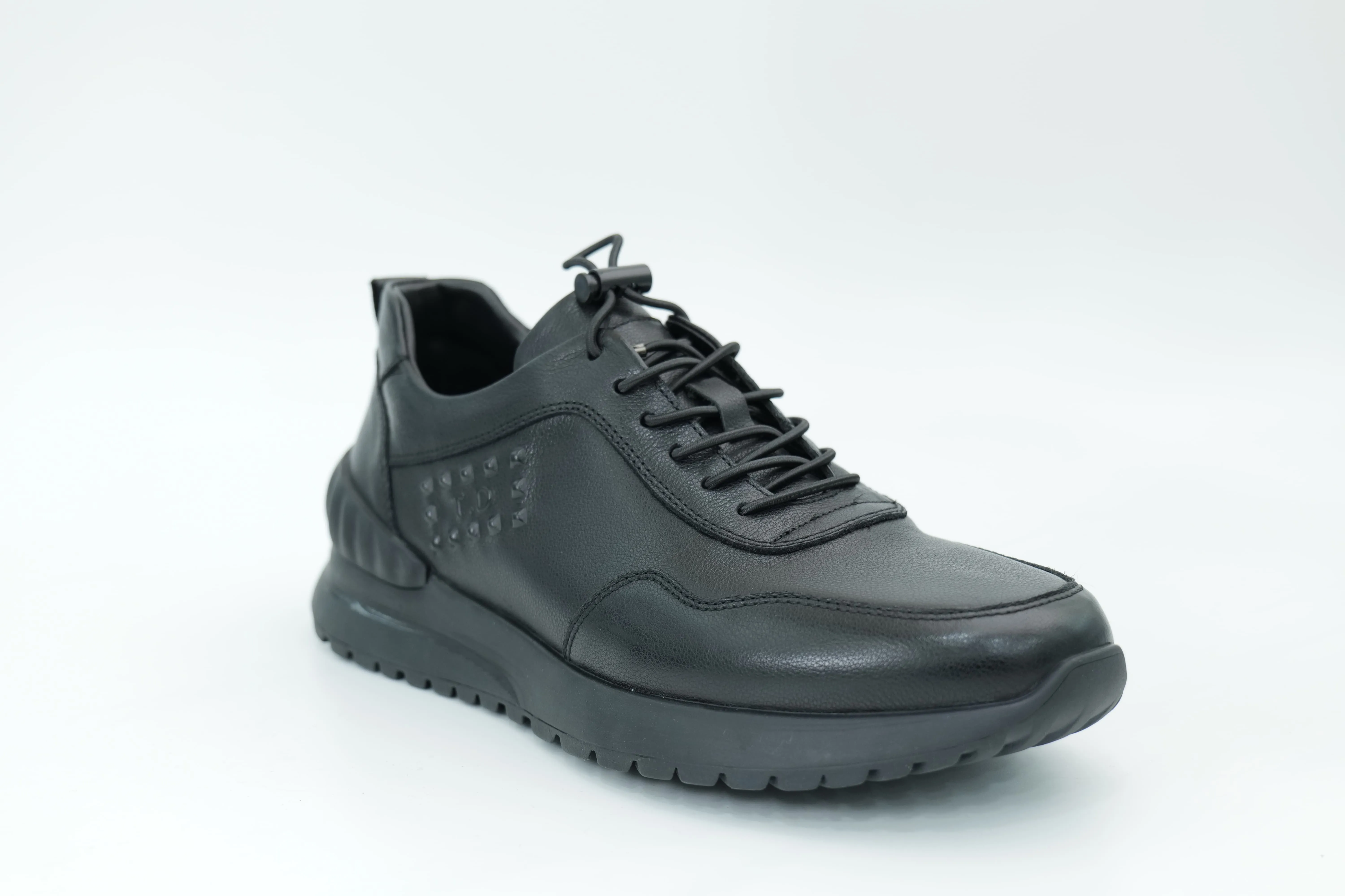 Sports shoes