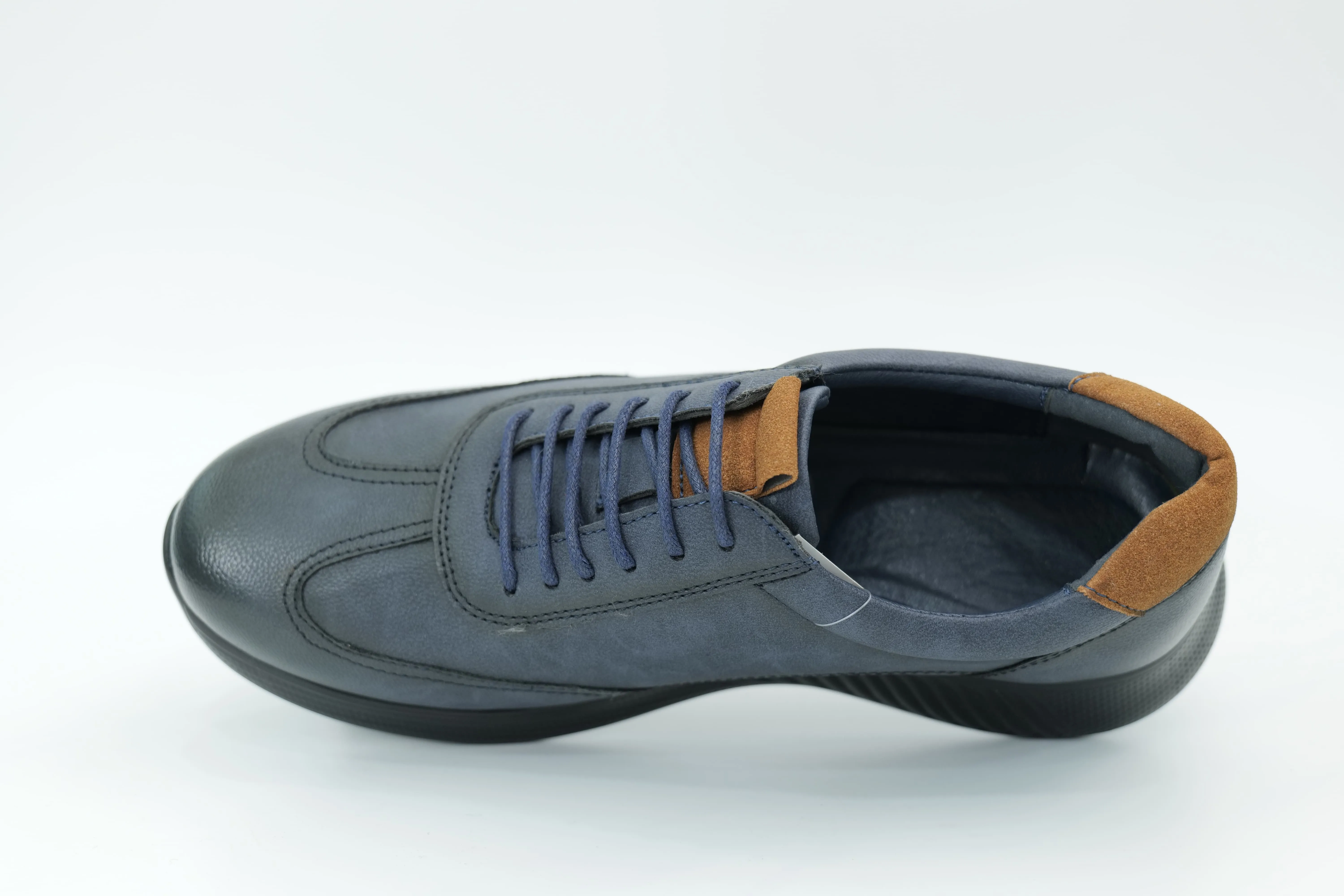 Sports shoes