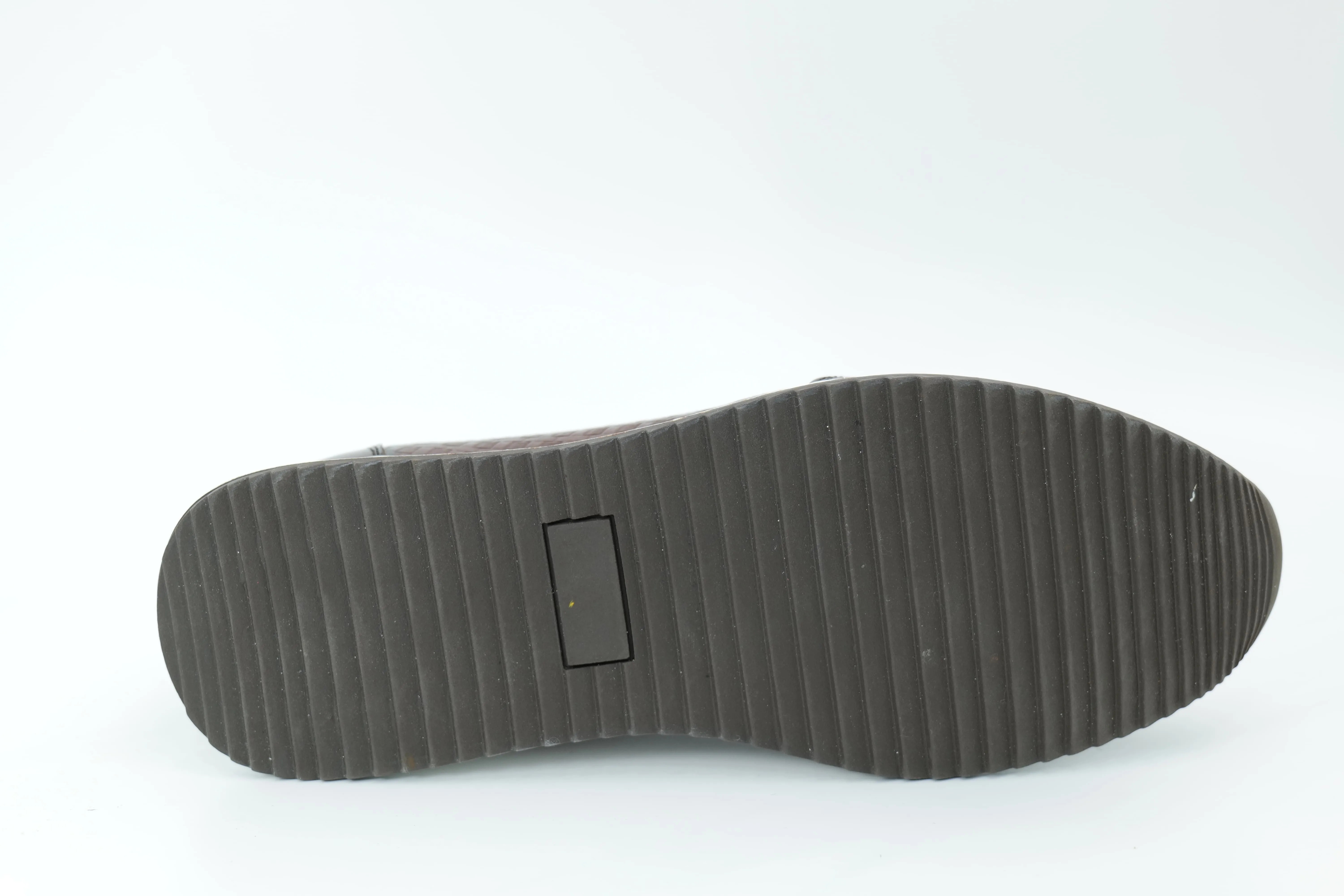 Sports shoes