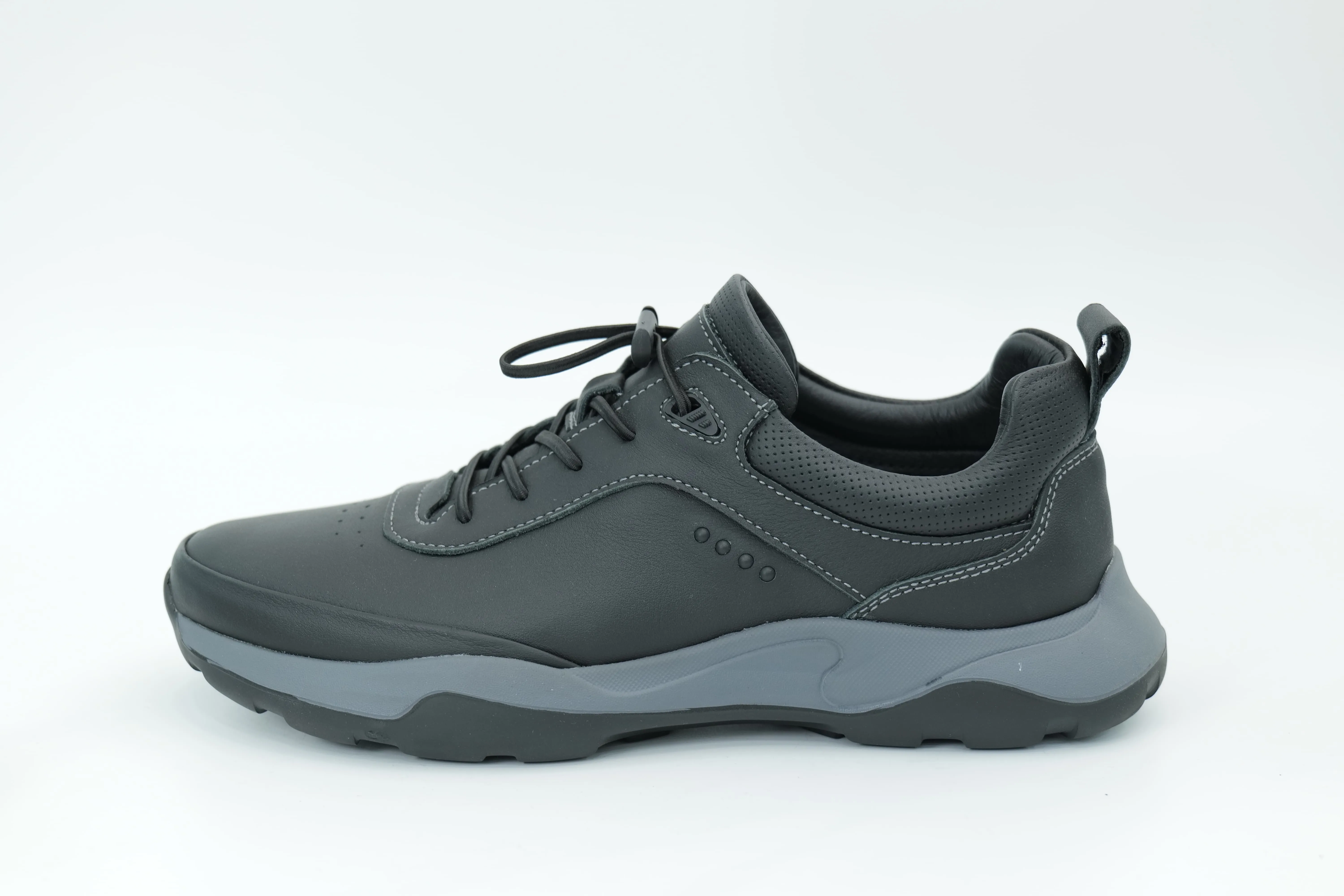 Sports shoes
