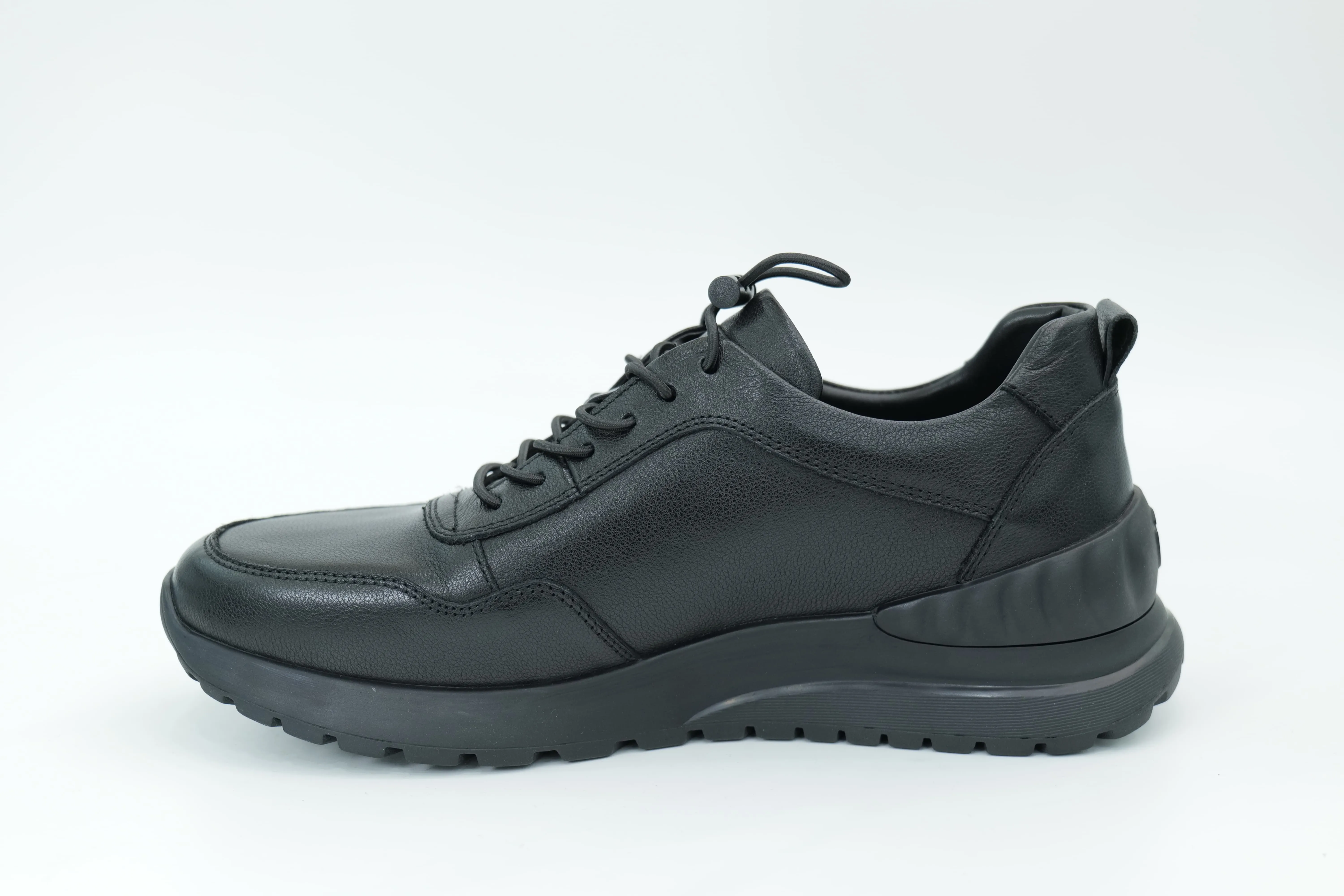 Sports shoes