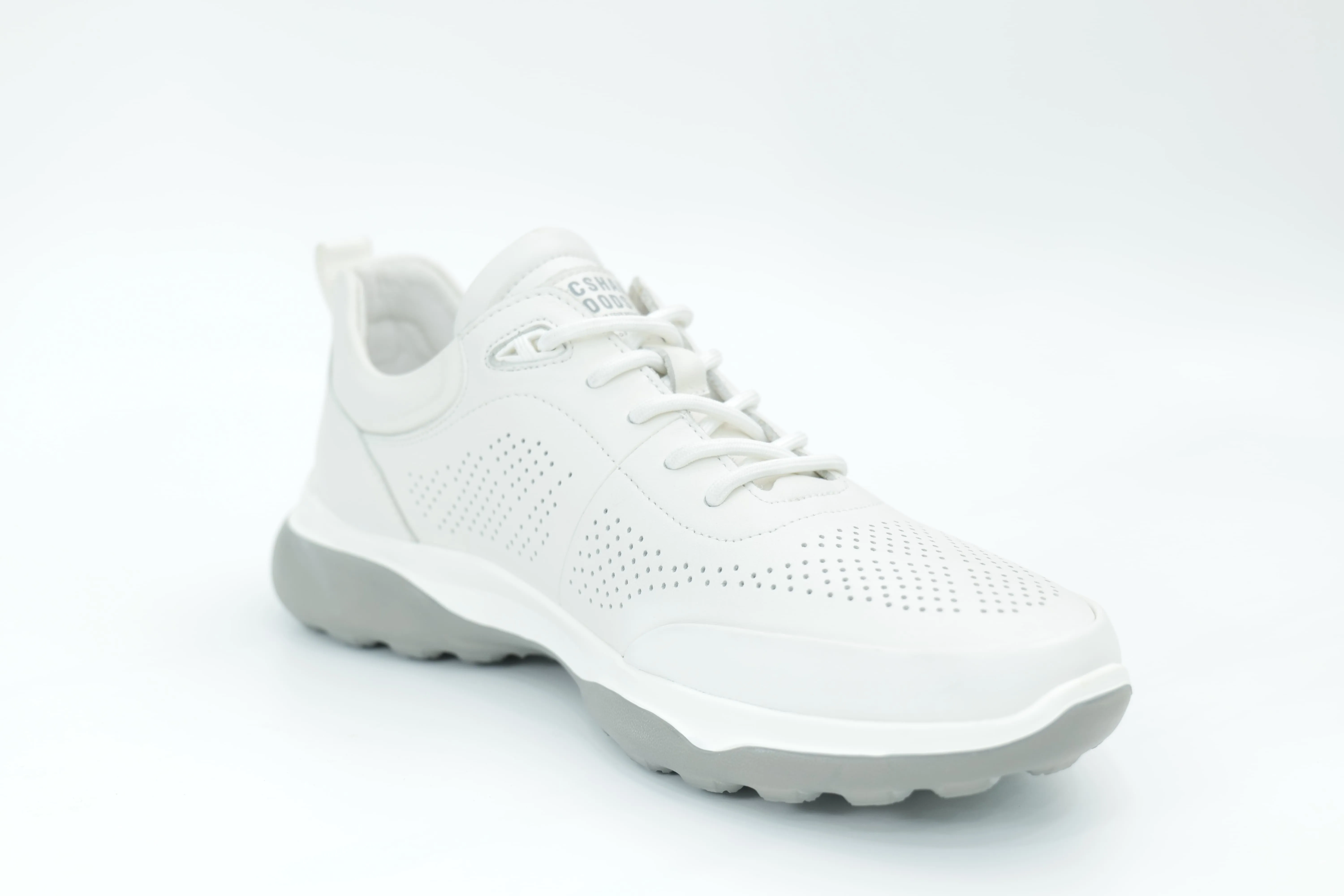Sports shoes
