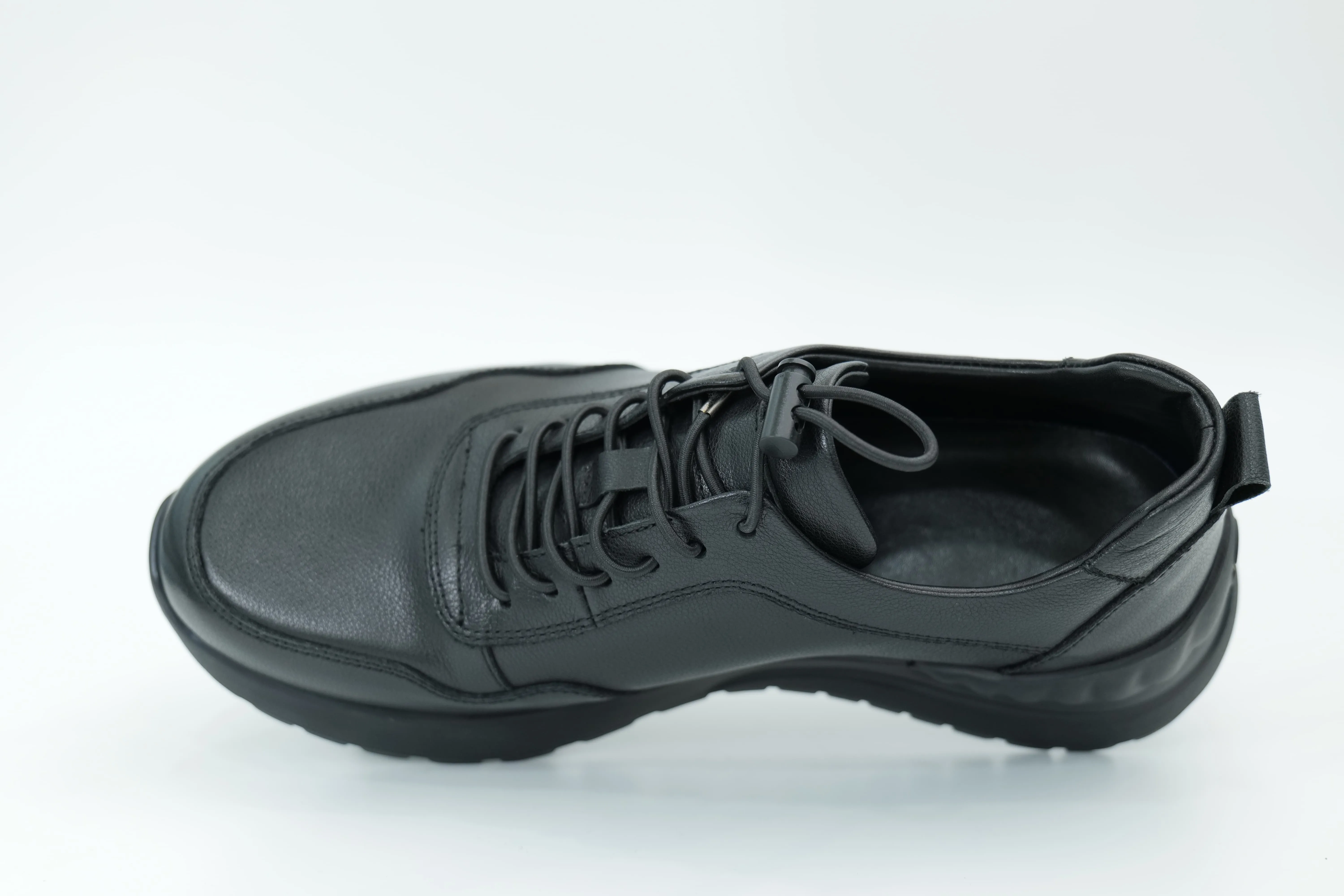 Sports shoes