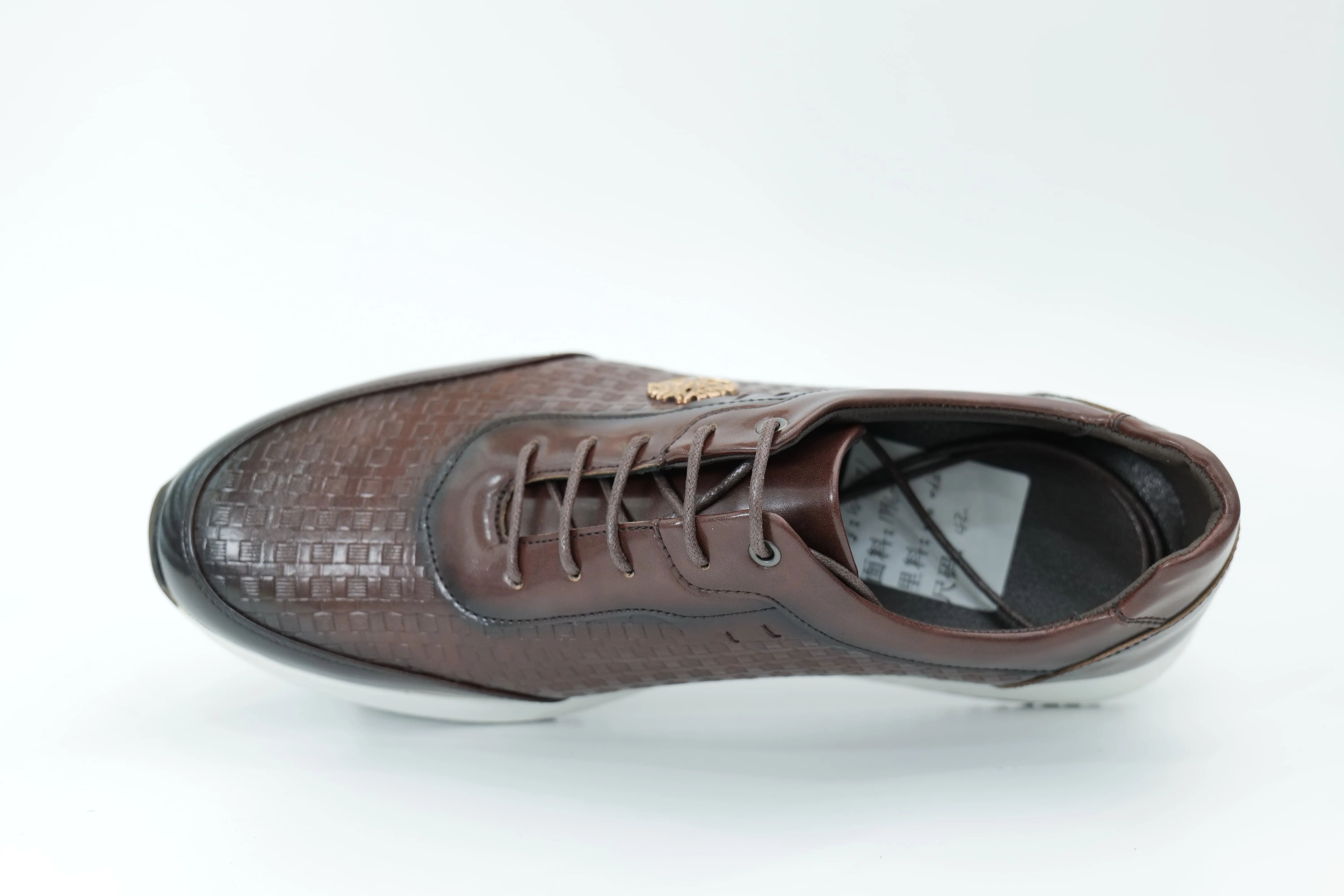 Sports shoes