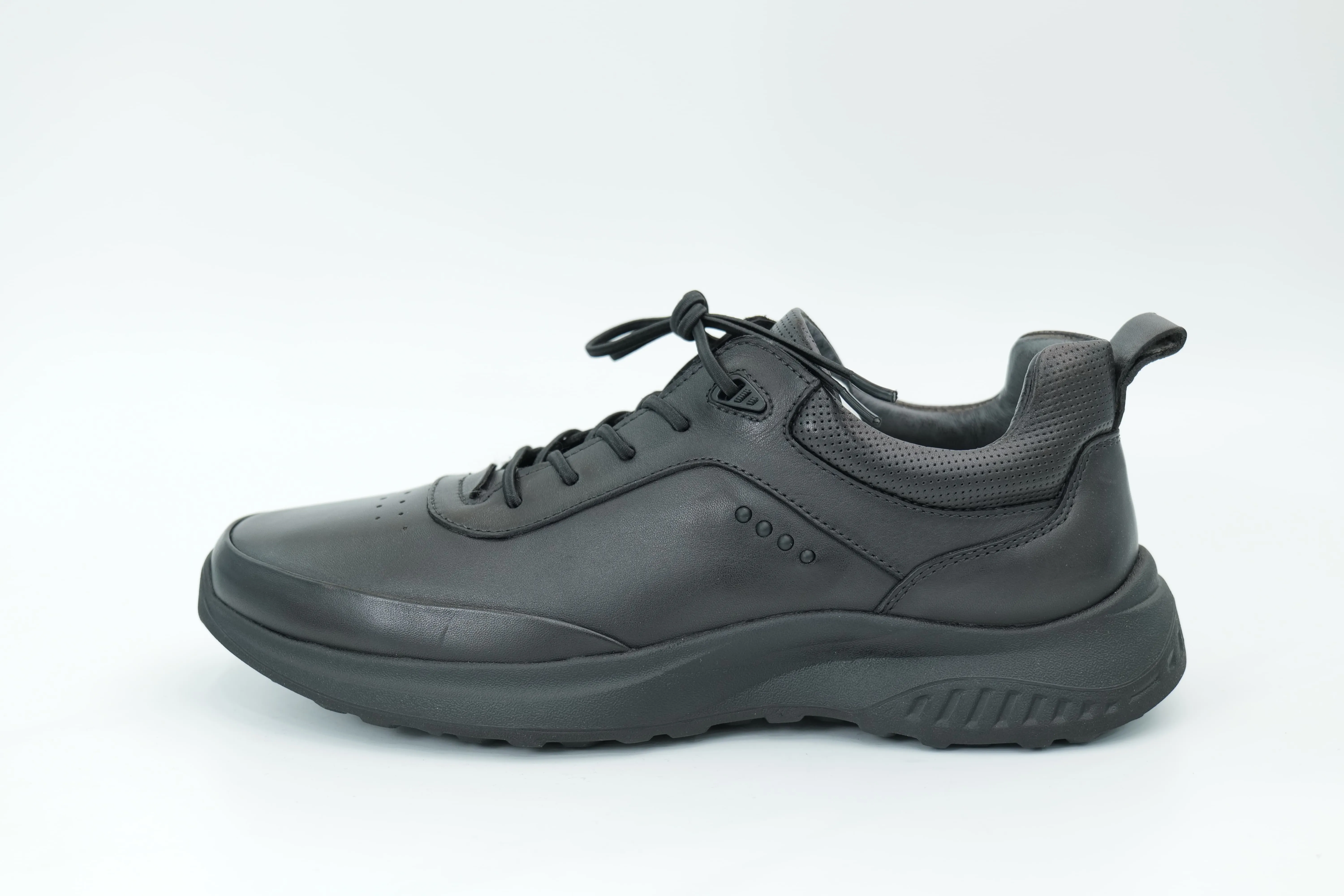 Sports shoes
