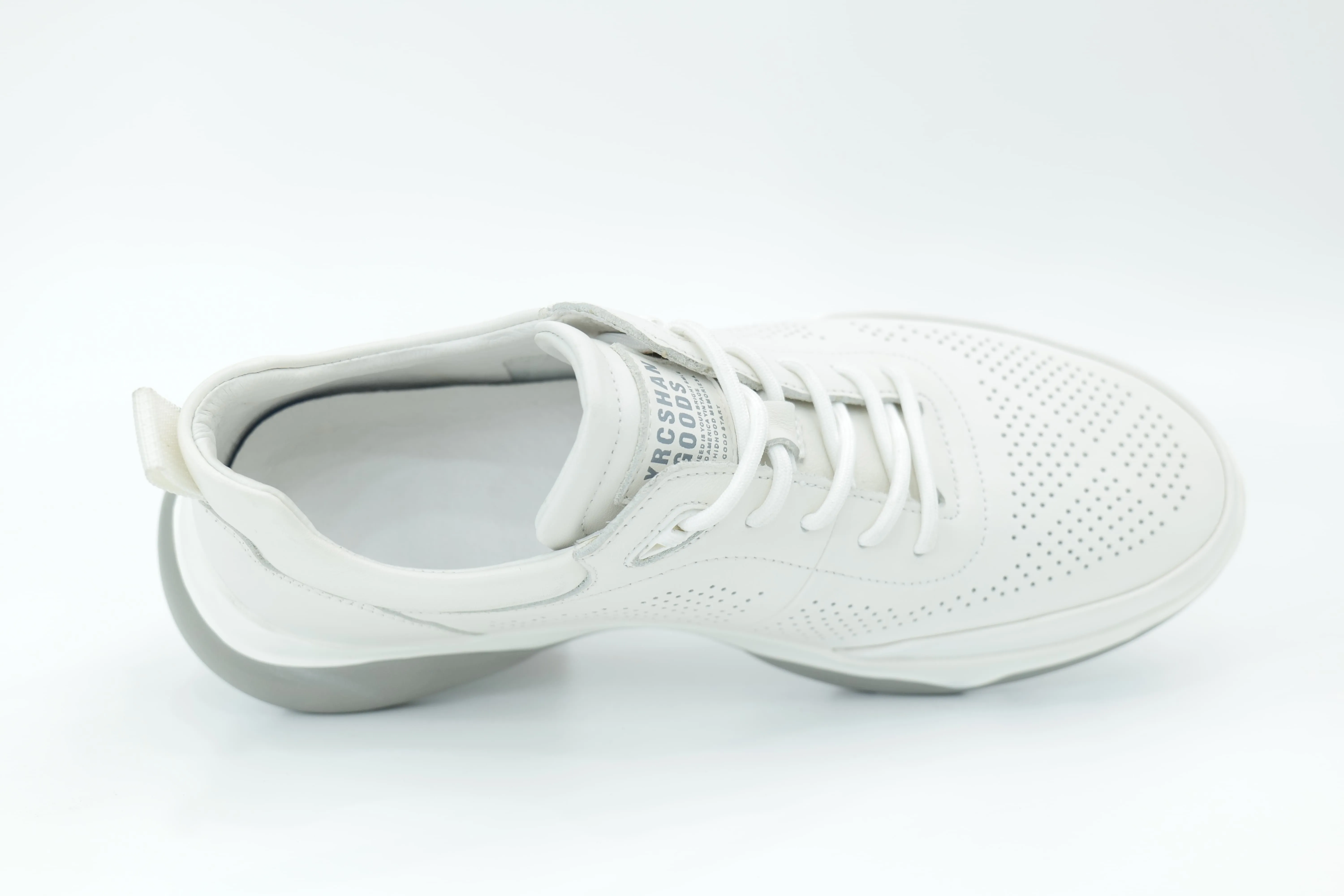 Sports shoes