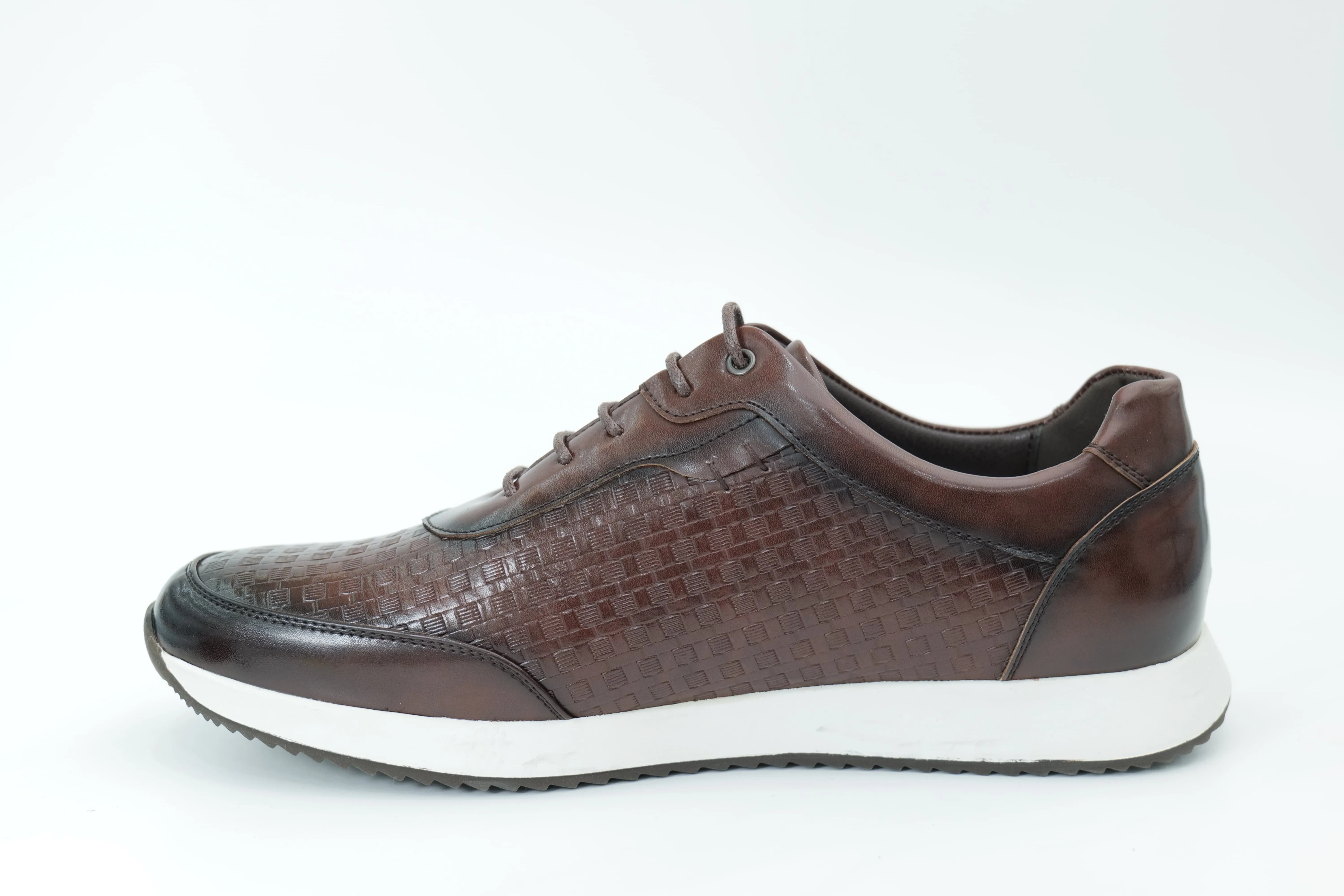 Sports shoes