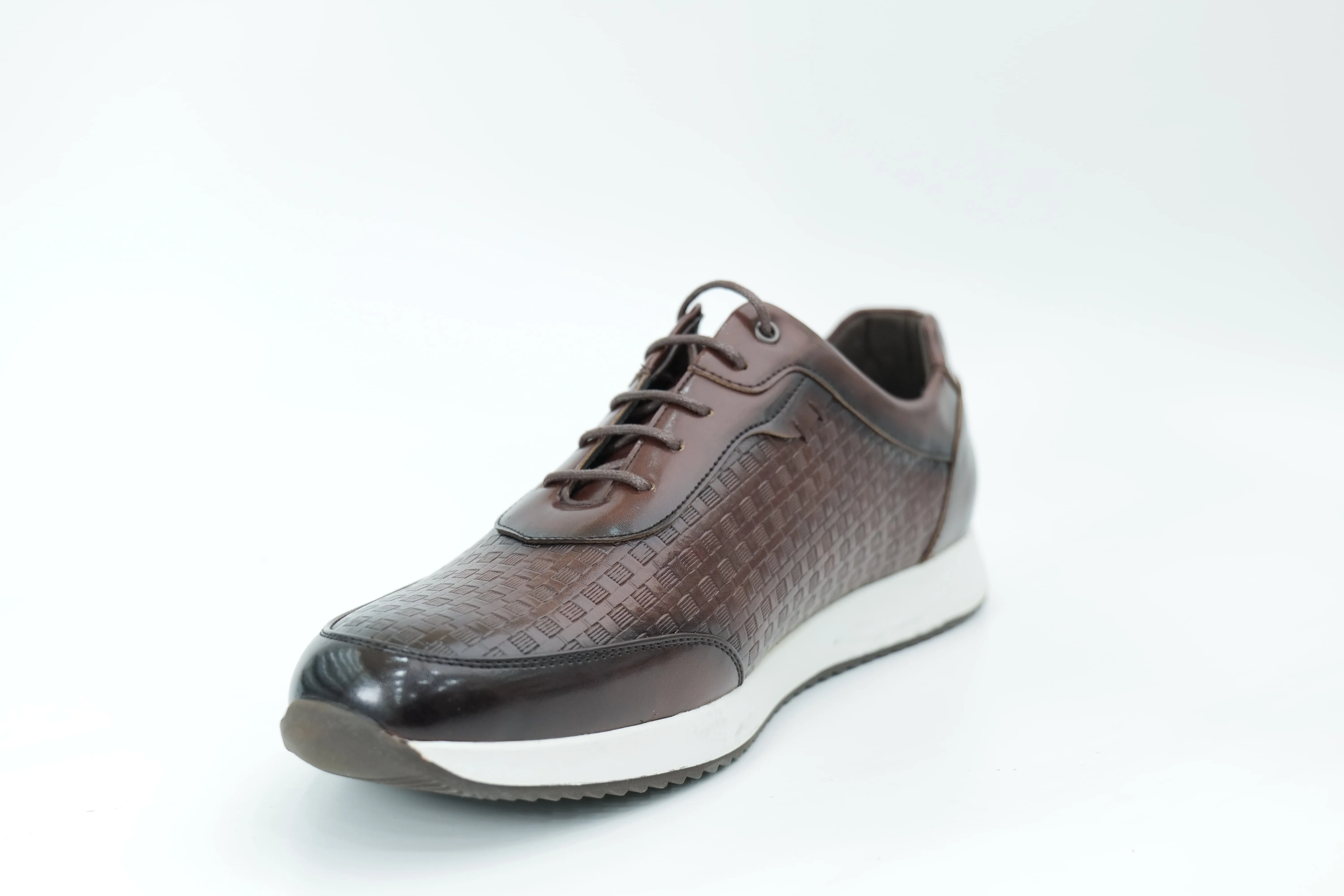 Sports shoes