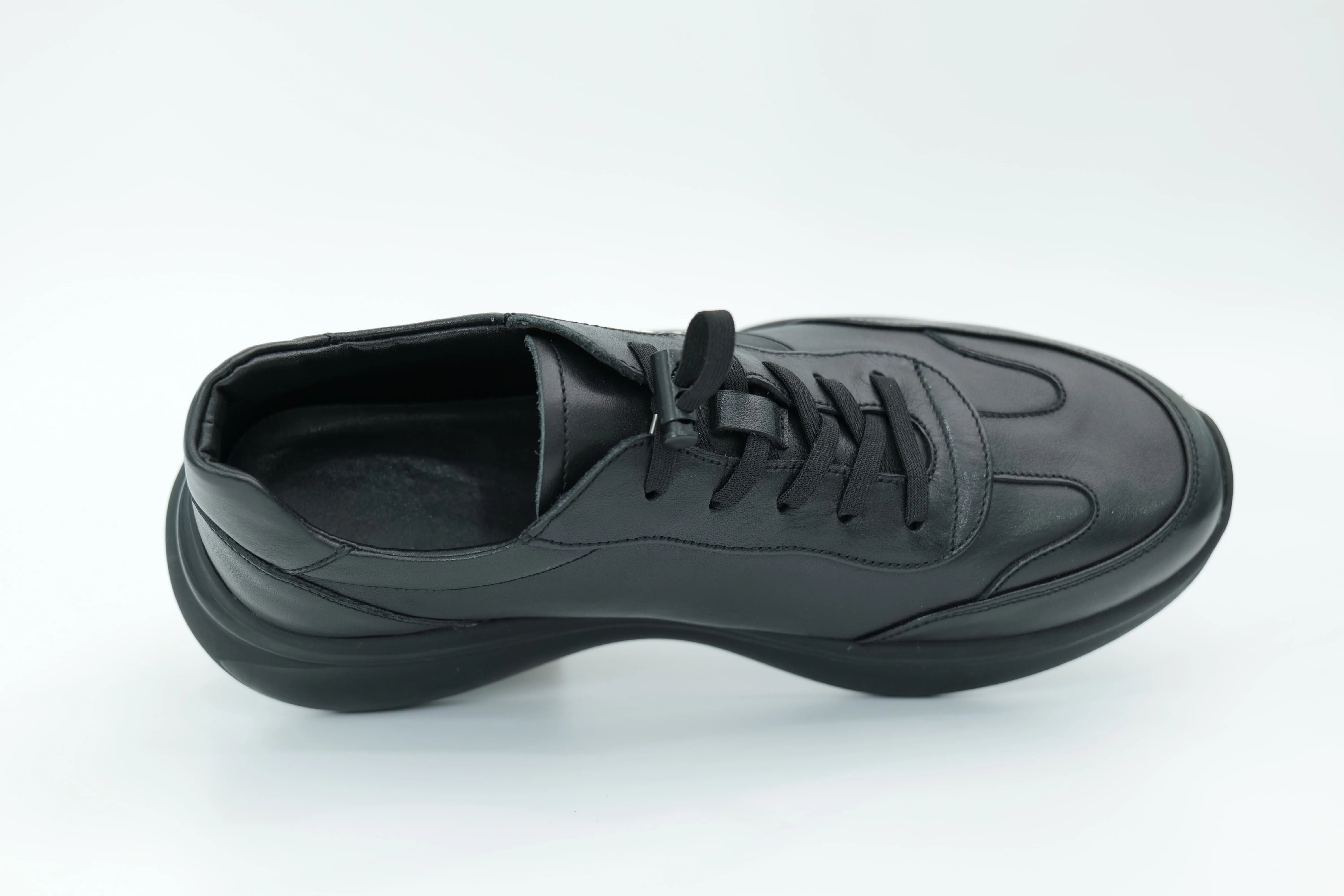 Sports shoes