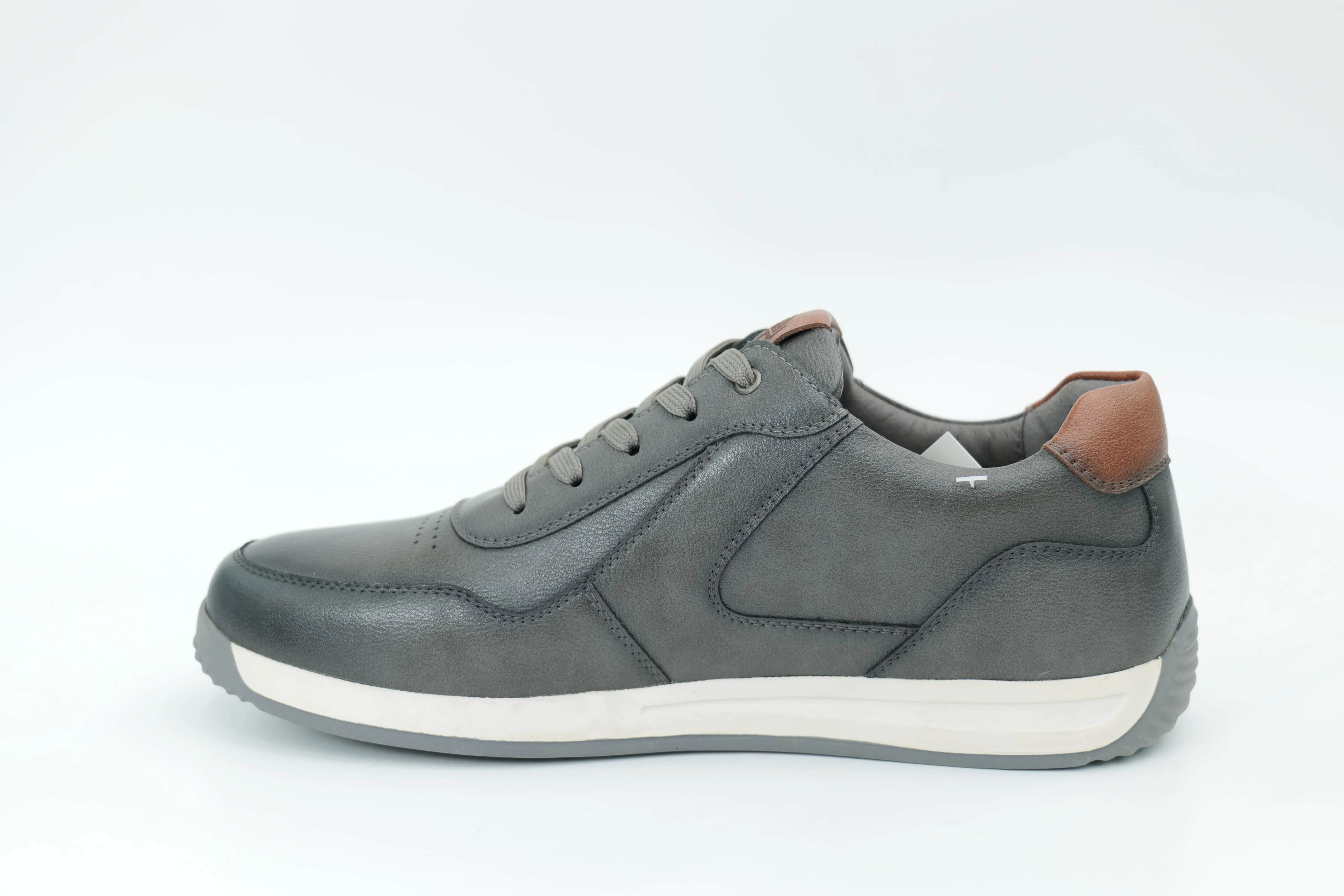 Sports shoes