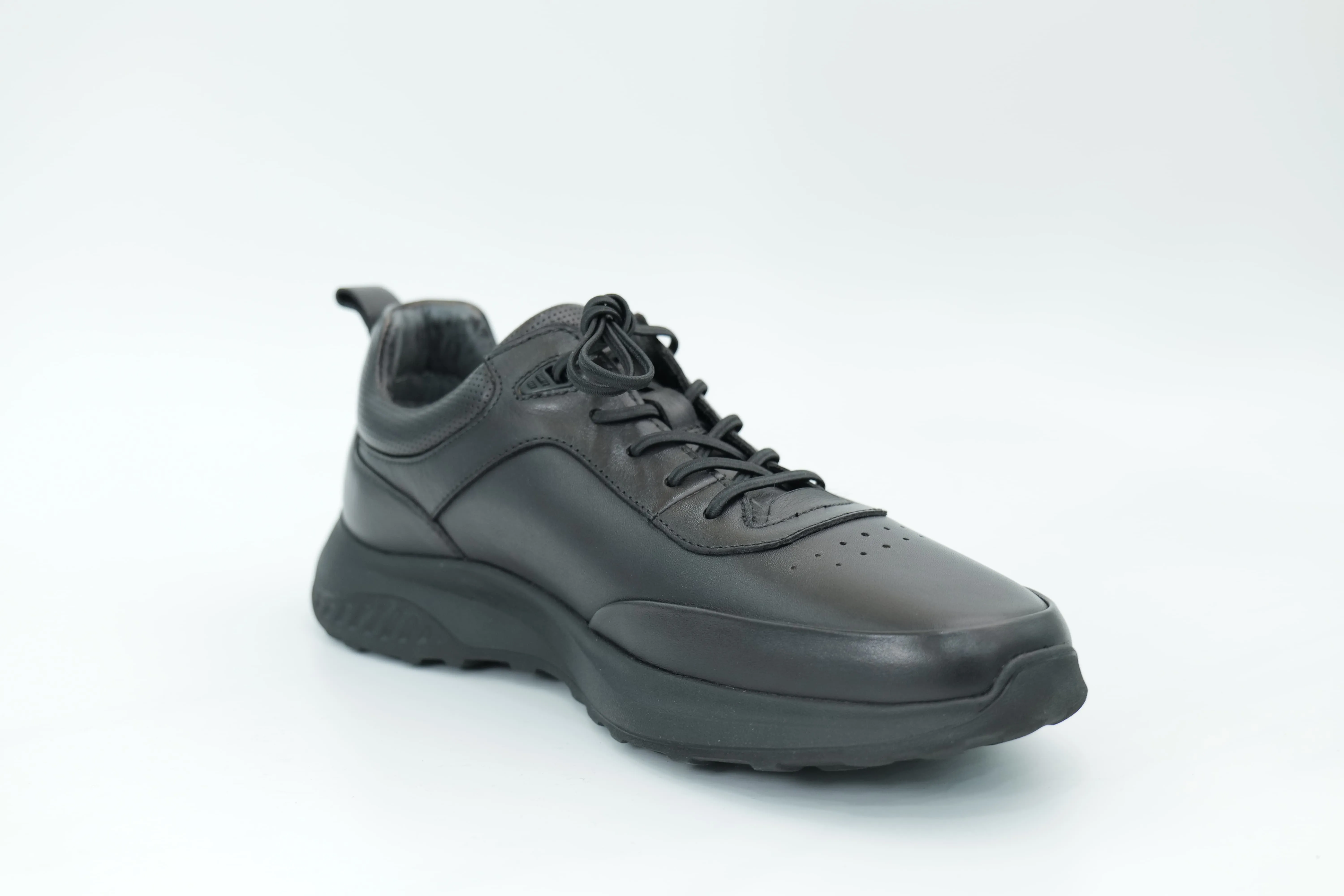Sports shoes