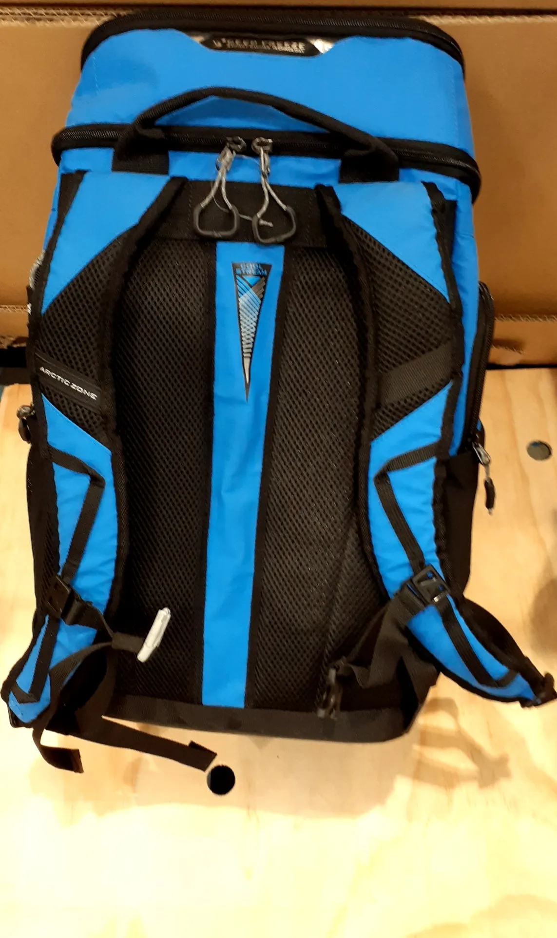 Titan cooler bag w/ ICE WALLS keeps 26 cans ice cold for 2 days FAST SHIPPING!