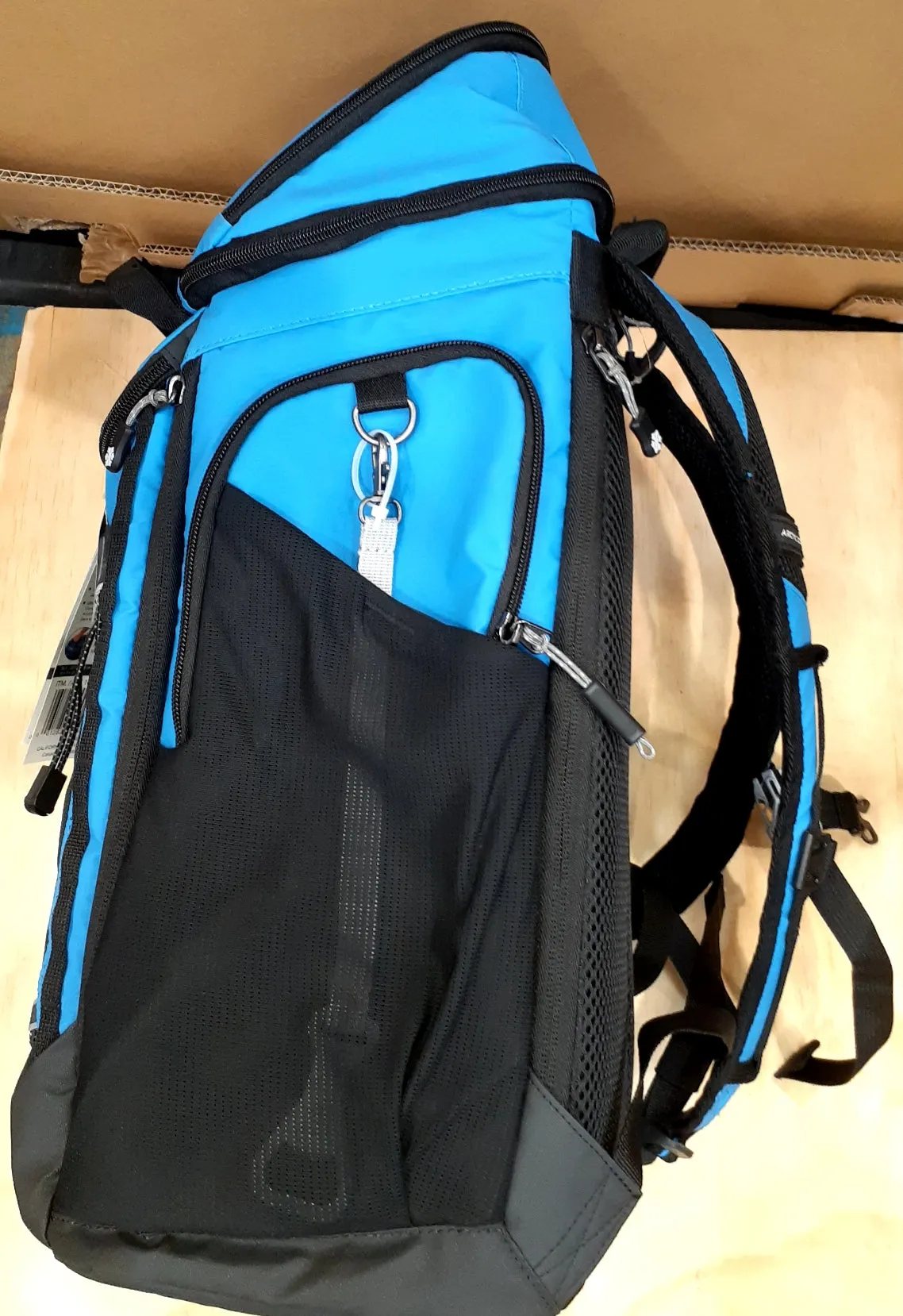 Titan cooler bag w/ ICE WALLS keeps 26 cans ice cold for 2 days FAST SHIPPING!